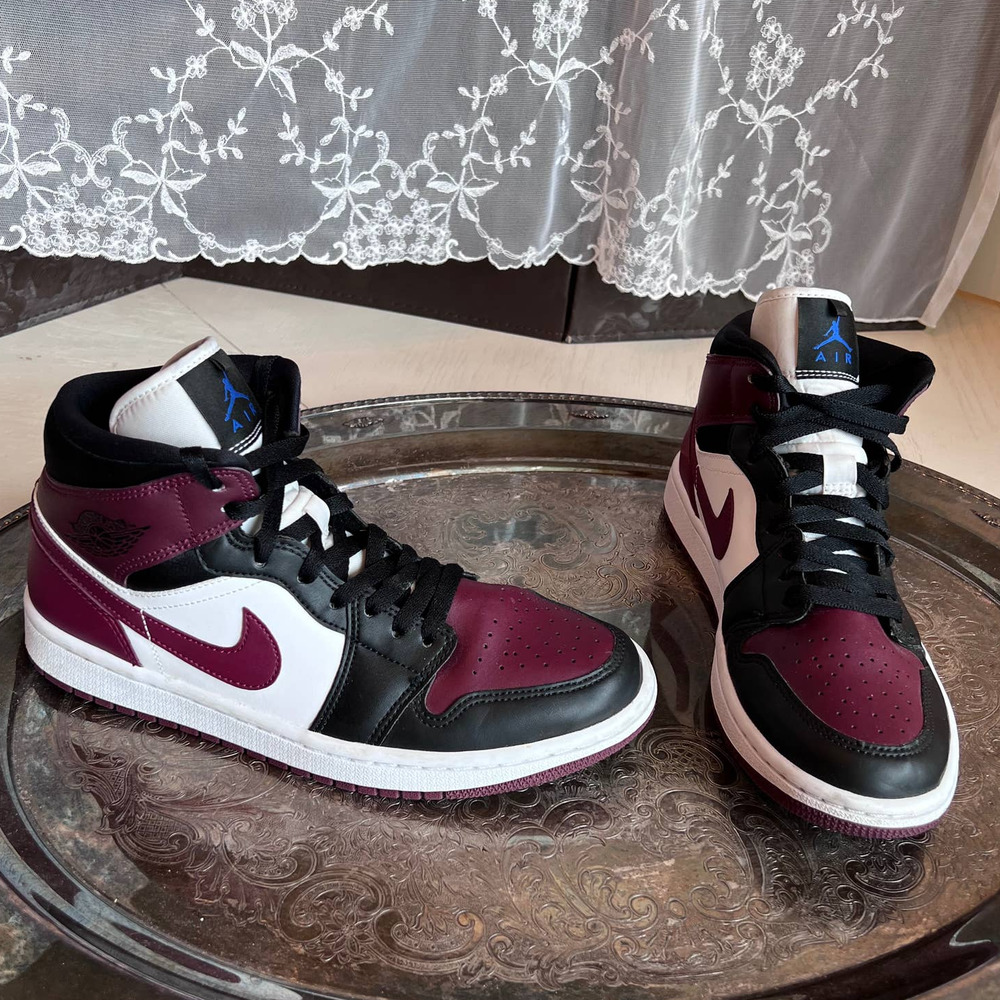 Nike Air Jordan 1 Mid Gold Pendant Size 9